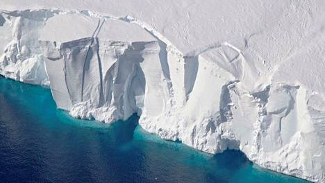 Kuva 60-metrisestä Getz-jäähyllystä Etelämantereella vuodelta 2016.