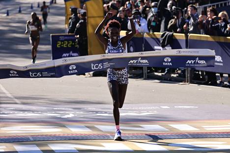 Tokion olympiavoittaja Peres Jepchirchir voitti New Yorkin naisten maratonin ajalla 2.22.39. 