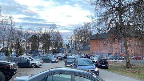Tampereen Lielahteen Kuivaamon alueelle kerääntyi lauantai-iltana 1. toukokuuta paljon autoja. Sunnuntain aikana selvisi, että autoja oli enimmillään samaan aikaan liikenteessä jopa tuhat.