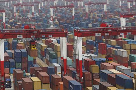 ”Koko maailmantalous on riippuvainen Kiinasta. Kiina on maailman tehdas ja reaalitalouden näkökulmasta valtava markkina”, sanoo Nordean pääekonomisti Tuuli Koivu. Kuva Yangshan Port-satamasta Shanghaista.