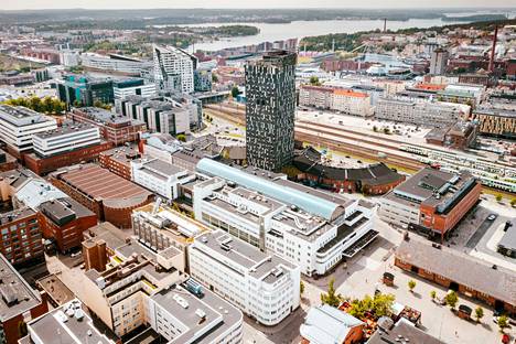 Tullintori on Tampereella kaiken keskellä, ja sen naapureina ovat muun muassa Nokia Arena, Hotel Torni, Tullikamari ja rautatieasema.