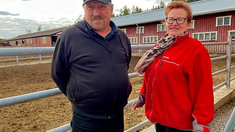 Pertti ja Elina Kirkinen palkittiin maanantai-iltana Helsingissä järjestetyssä juhlassa neljännesvuosisadan ajan yhtämittaisesti jatkuneesta laadukkaasta maidontuotannosta.
