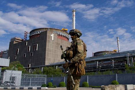 Venäläinen varusmies seisoo Zaporižžjan ydinvoimalan edessä 1. toukokuuta 2022.