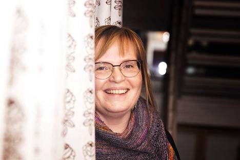 Anni Ketolan mielestä neulominen on ollut hyvä harrastus myös korona-aikaan, kun kyläilemään ja tapahtumiin ei ole päässyt. 