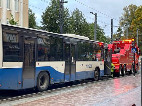 Linja-auto hajosi perjantaiaamuna Tampereen keskustassa Tuulensuun pysäkille. 