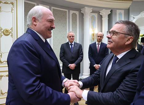 Aljaksandar Lukashenkan ja Rene Faselin tapaaminen alkoi tuttavallisessa hengessä.
