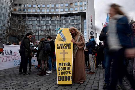 "Heidän eläkesuunnitelmansa”, luki mielenosoittajan kyltissä Pariisissa.