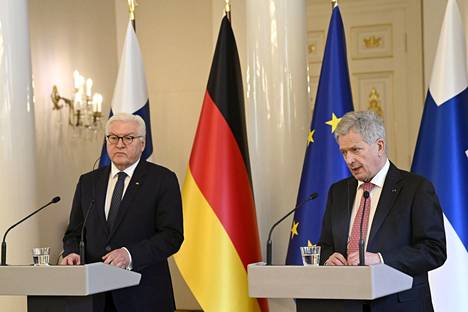 Saksan liittopresidentti Frank-Walter Steinmeier (vasemmalla) ja tasavallan presidentti Sauli Niinistö kommentoivat Ukrainan sotaa yhteisessä lehdistötilaisuudessa Helsingissä perjantaina.