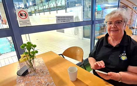 Seija Meriläinen kahviossaan, jota hän on pitänyt yli 25 vuotta. 
