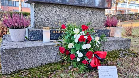 Haapamäen kirkon hautausmaalla on Karjalaan jääneiden vainajien ja sankarivainajien muistokivi.