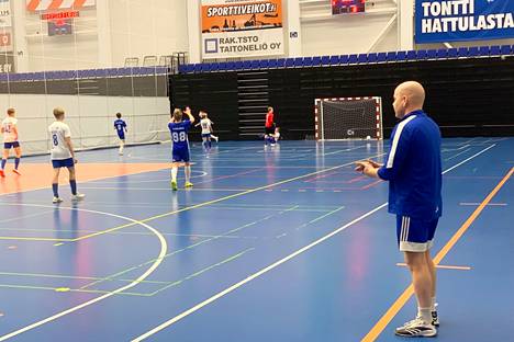 KeuPan valmentaja Marko Vuorenmaa antaa aplodeja, kun pallo jälleen kerran vastustajan maalissa.