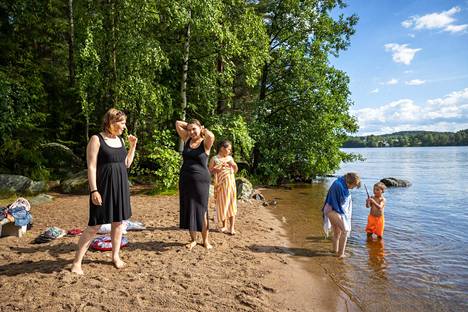 Sisarukset Krista (vas) ja Lotte Niemi nauttivat Viikinsaaren rauhallisesta tunnelmasta. Tamperelaisen Krista Niemen Aava-tytär seuraa rannalta serkkujensa Leian ja Alexanderin vesileikkejä.