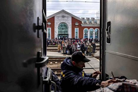 Sotaa pakoon lähdössä olleet perheet odottivat junaan nousua Kramatorskin asemalla 5. huhtikuuta 2022.