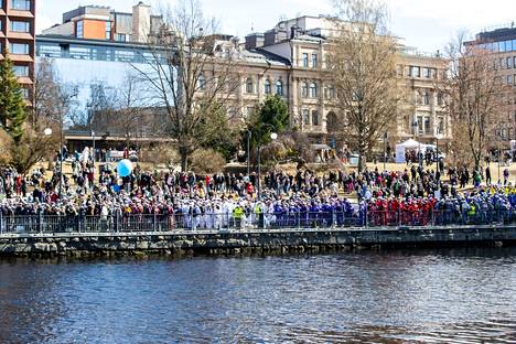 Tältä näytti vappu vuosimallia 2022. Kosken ranta Tampereella oli perinteiseen tapaan täynnä opiskelijoita vappupäivänä.