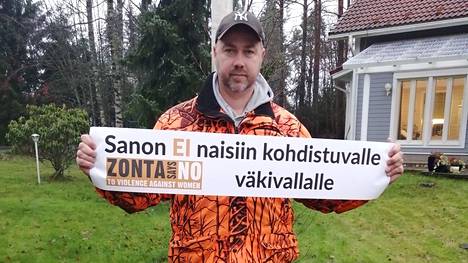Kankaanpään Zonta-kerhon kampanja saa miehet mukaan tärkeän asian puolesta. Kaupunginjohtaja Mika Hatanpää suostui empimättä kuvattavaksi tärkeän asian puolesta. 
