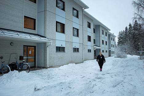 Akaan kaupungin sivistystoimen assistentti Saija Roininen järjesteli tyhjentyneiden asuntojen kalustusta ja siivousta Viialassa tiistaina 3. tammikuuta. Yksi tyhjä asunto oli kuvassa näkyvässä A-rapussa.