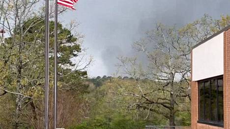 Kuvakaappaus videolta näyttää tornadon syntyvän Little Rockin kaupungissa perjantaina.