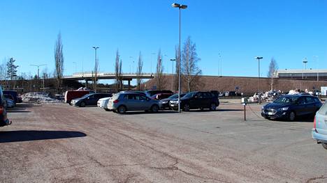 Kummun rautatiepysäkki sijaitsi tässä maisemassa nykyisen Bolidenin tehtaan lähistöllä. Pysäkkirakennus oli vuonna 1995 valmistuneen kuonakuljetusten ylikulkusillan rampin kohdalla.