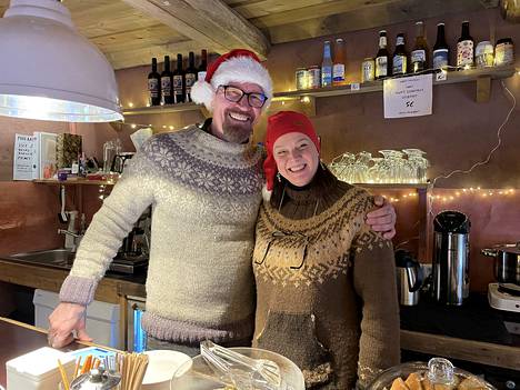 Veeti Kallio ja Jenni Teräväinen pyörittävät Pyhärannan Hirslahdessa Kallionkolon Kaffelaa ja pientä joulupuotia viikonloppuisin jouluviikolle asti. Jouluviikolla paikka on avoinna vielä maanantaina ja tiistaina, minkä jälkeen perhe ryhtyy valmistelemaan omaa jouluaan. 