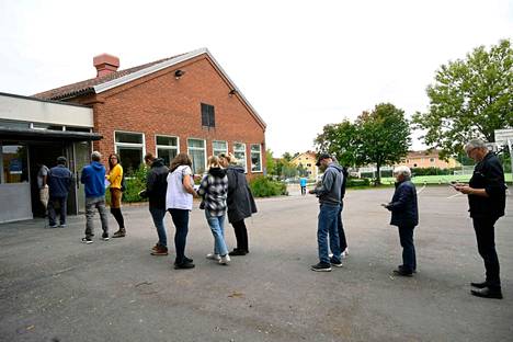 Ruotsalaisia jonottamassa äänestyspaikalle päivällä Malmössä.