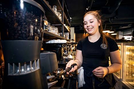 Lukiolainen Oosa Koivisto kertoi viime keväänä, että kesätyöpaikka on cafe Pori Jazzissa. Oosalle oli nuoresta iästä huolimatta ehtinyt kertyä työkokemusta samasta paikasta jo aiemminkin, samoin Petras Cafesta ja kaupasta. 
