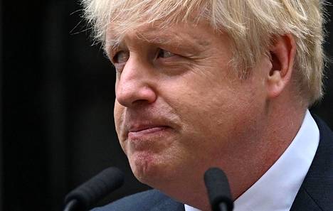 Pääministeri Boris Johnson valokuvattuna torstaina tiedotustilaisuudessa, jossa hän ilmoitti eroavansa. 