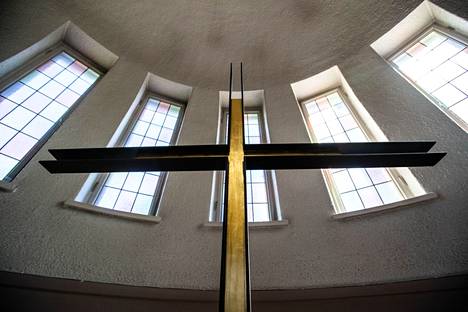 Seurakuntavaalit käydään 20. marraskuuta sunnuntaina. Kuvassa Kalevakankaan ison kappelin risti lokakuussa vuonna 2010.