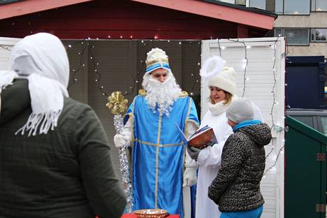 Saint Niklas ja enkeli edustivat ukrainalaisia Porin joulunavauksessa. Enkeli nähtiin myös lavalla lauluesityksessä yhdessä ukrainalaislasten kanssa.