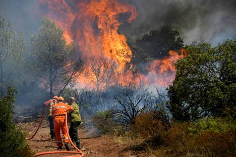 Tällä hetkellä maapallon keskilämpötila on noussut 1,1 astetta esiteollisesta ajasta. Pelastajat sammuttamassa metsäpaloa Ranskassa elokuussa 2021.