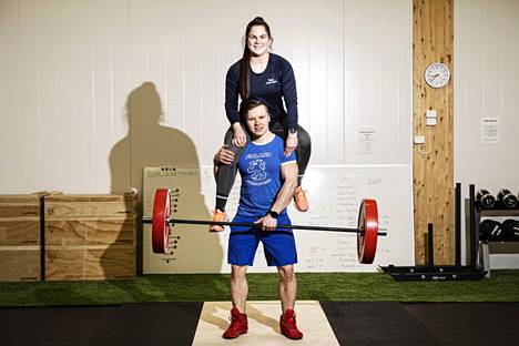 Jutta Selin ja Teemu Hällfors ovat pitäneet yhtä reilut viisi vuotta. Kahden kilpaurheilijan elämänrytmit sopivat hyvin yhteen.