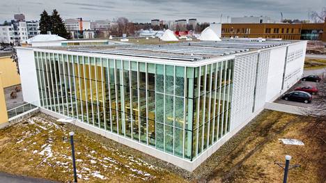 Rauma vuonna 2004 valmistuneen kirjaston julkisivut koostuvat lasista ja metallista. Ikkunoissa on pitsikuvio.