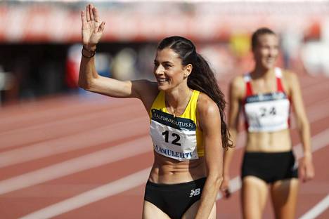 Kristiina Mäki vilkutti iloisena 5 000 metrin juoksun maalissa. Loukkaantumisesta toipunut Camilla Richardsson tuli toiseksi.