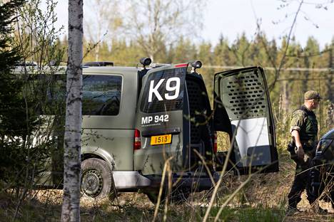 Sotilaspoliisin ajoneuvo seisoi tiellä Kolhontien ja Heinäsentien risteyksen läheisyydessä Keuruulla. Hälytys ilmaliikenneonnettomuudesta tuli Keuruun Heinäsentielle maanantaina kello 14.15.