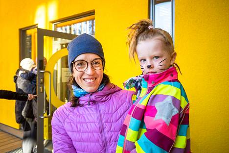 Tesoman päiväkodin edessä aamutuimaan oli jonottamassa Seda Iksöz-Jussila ja hänen kasvomaaleihin sonnustautunut 5-vuotias tyttärensä Helli Jussila.