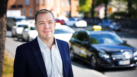 Taksi Tampereen toimitusjohtaja Tero Kallio kertoo, että vanhassa hinnoittelussa asiakkaan oli vaikea mieltää esimerkiksi hidasajomaksua. Kallio kuvattiin heinäkuussa 2021.