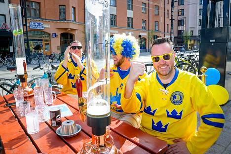 Ruotsalaisfanit kokoontuivat kantabaariinsa ennen illan Suomi–Ruotsi-ottelua.
