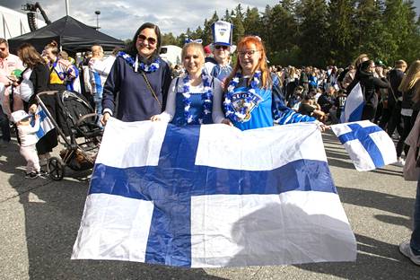 Sanna Väkevä (vas.), Mari Koskinen ja Tea Karlsson aloittivat juhlat jo torilla." Finaali ja voitto olivat unelmien täyttymys."