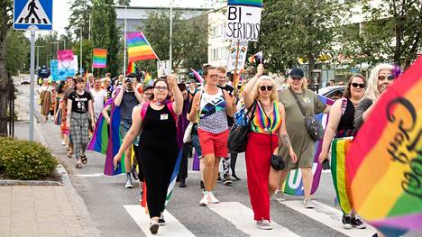 Keuruun sateenkaariyhteisö toivottaa keuruulaiset lauantaina tervetulleiksi osallistumaan Pride-kulkueeseen sekä katsojina että marssijoina.