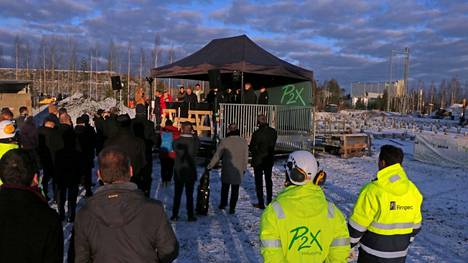 P2X Solutions Oy:n vetylaitoksen peruskiven muuraustilaisuus oli Harjavallassa perjantaina. Paikalla oli runsaasti kutsuvieraita.