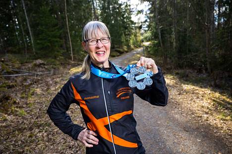 Pia Nykänen sai huhtikuussa kaulaansa kuuden maailman suurimman maratonin mitalin. Kesälle on suunnitelmissa mitalikahvit urakan kunniaksi.