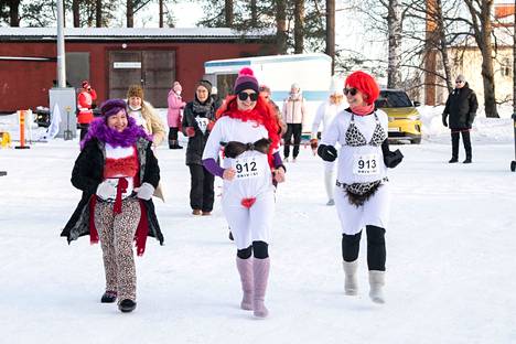 Luminaisten Taru Koivumäki (vas), Johanna Mäkelä ja Jenni Nieminen paljastavat teemakseen Lumipuuman. Porukan tunnuslauluna kaikuu STIG:n Puumaa mä metsästän, jota lauletaan takana juokseville.