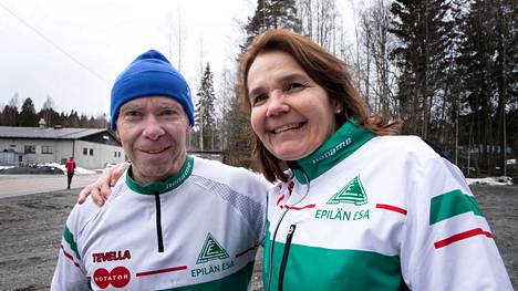 Vihreä ja valkoinen ovat Epilän Esan värit. Anu Seppälä ja Ola Ritala tekevät värit tunnetuiksi suunnistuskisoissa eri puolilla Suomea.