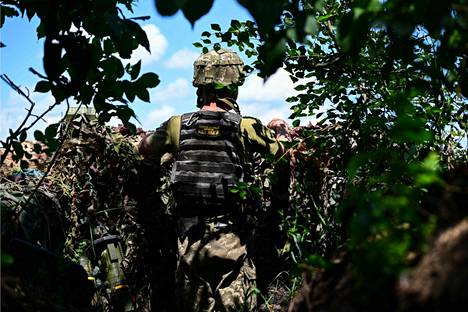Ukrainalaissotilas kuvattuna etulinjan läheisyydessä Itä-Ukrainassa 13. heinäkuuta.
