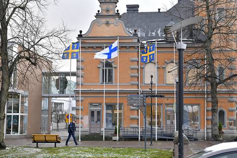 Torstaina kaupungintalon edustalla liehuvat kaikki Pohjoismaiden liput. Arkistokuva: Juha Sinisalo 
