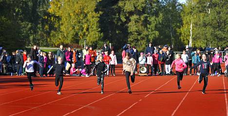 Rauman alakoululaiset täyttivät torstaina Otanlahden yleisurheilukentän. Kuvassa kolmasluokkalaisten tyttöjen tyylinäyte 60 metrin juoksusta. Kuva: Juha Sinisalo