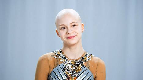 14-vuotias Rilla Raunio haluaa muistuttaa, että jokaiselta löytyy varmasti jokin epäkohta eikä kukaan ole täydellinen. Alopecia on vienyt hiukset jo monta kertaa, mutta Raunio tulee todella iloiseksi joka kerta, kun hiuksia kasvaa, edes vähän.