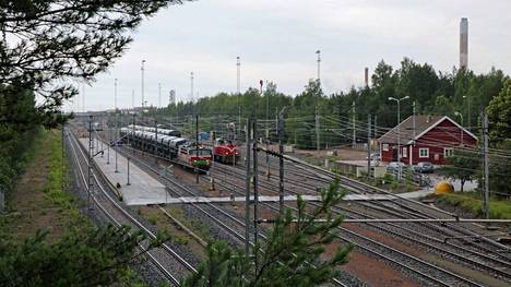 Junaliikenne pysähtyi vaarallisen aineen onnettomuuden takia Harjavallassa keskiviikkona.