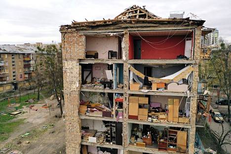 Tuhoutunut kerrostalo, josta ohjus aiemmin tällä viikolla repi seinän irti, Vinogradan kaupunginosassa Kiovassa.
