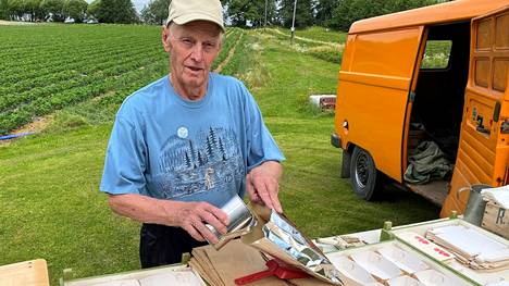 Rauno Saarisen torikaupan alkuaikoina mansikkaa pakattiin ruskeisiin paperipusseihin. Iso parannus olivat tinapussit, jotka olivat selvästi kestävämpiä.