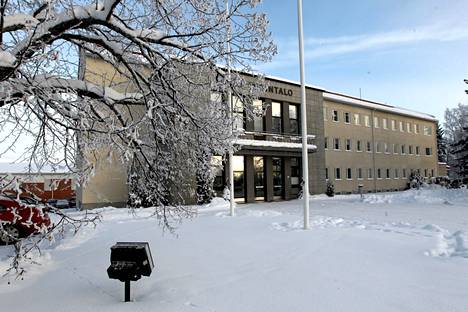 Kuvassa Jämsän 1950-luvulla valmistunut entinen kaupungintalo, joka on tyhjillään. 